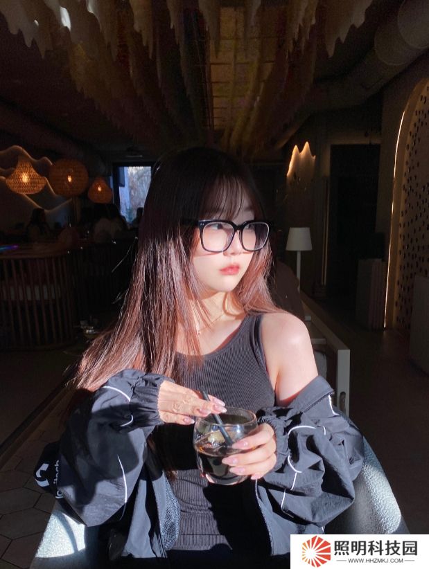 解说kitty晒照：小露香肩
