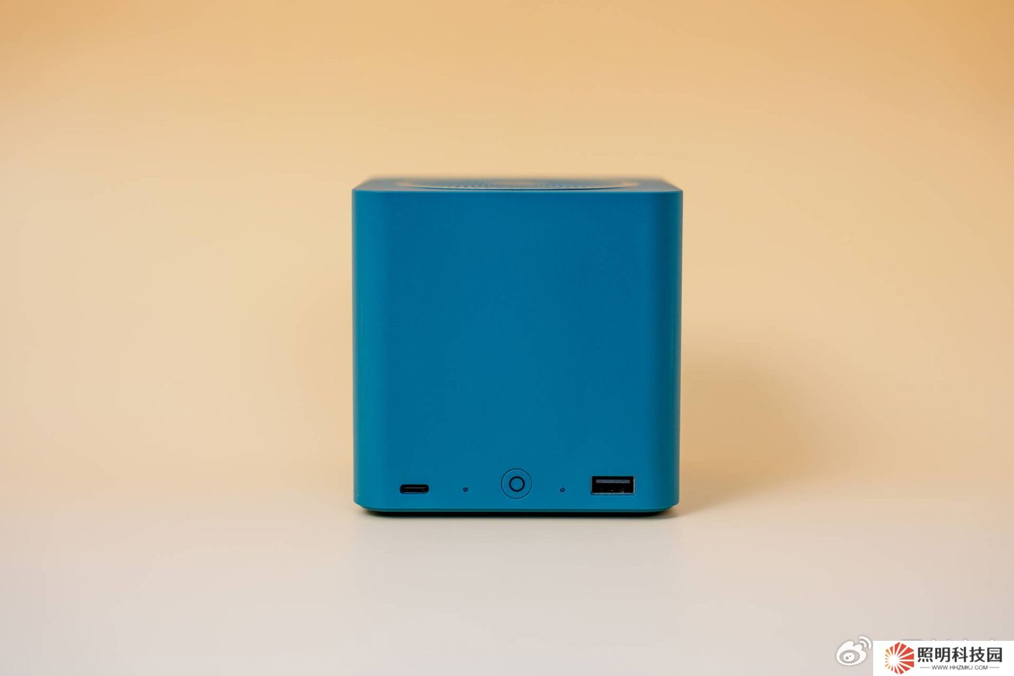 零刻 NAS 型迷你主机 ME mini 预热：英特尔 N200、双 2.5G 网口、6 盘位、内置 45W 电源