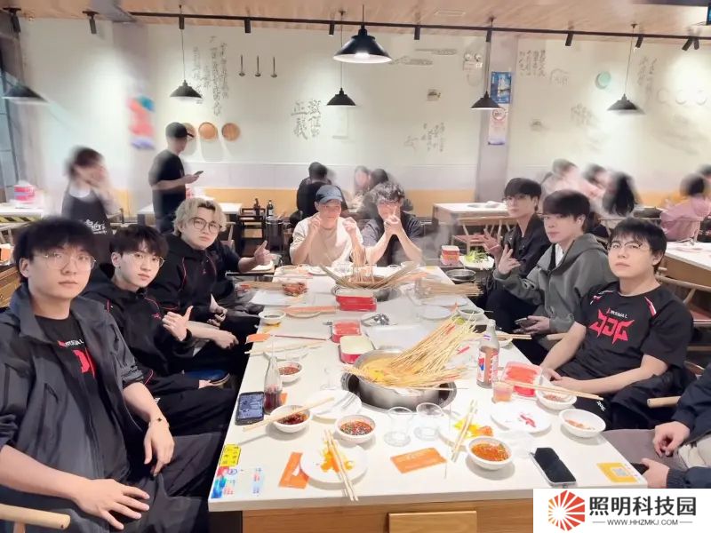 赛段首胜！JDG分享照片：迈出第一步，先吃饭吧！